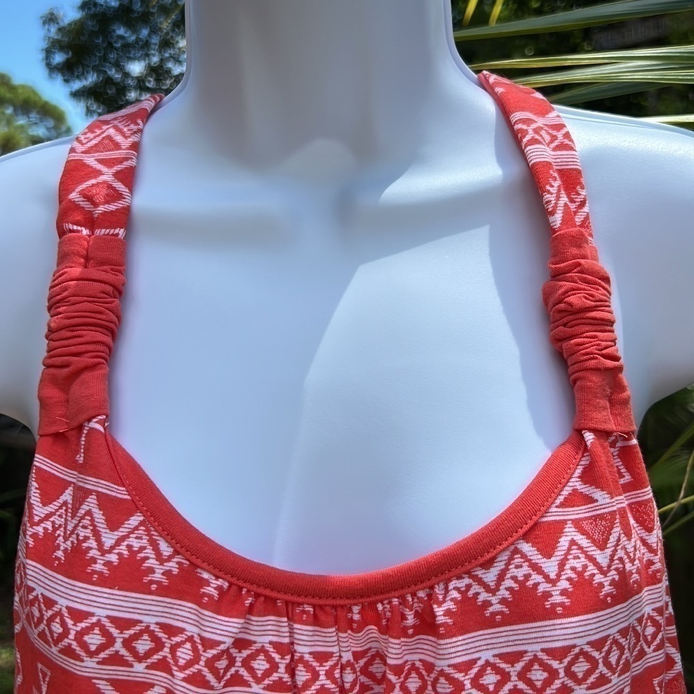 Poof A fun orange and white top. Straps come together and back in a Y shape - Picture 2 of 11